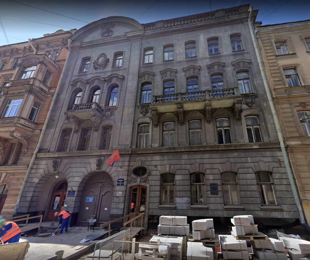 В Петербургском доме национальностей лбом пробивают красивые стены