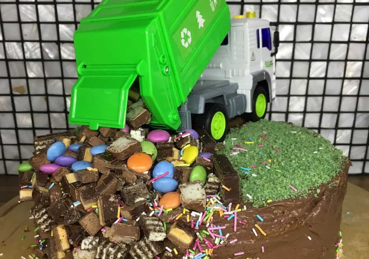 Петербургский мусорный пирог поделен без одного из главных гурманов