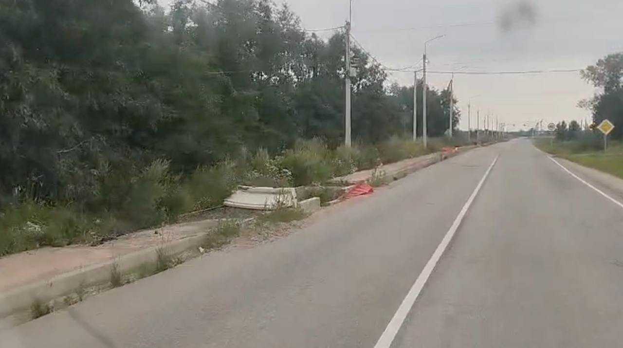 Пока «Ленавтодор» судится с подрядчиком, жители Волосовского Курска не могут дождаться тротуара с 2021 года