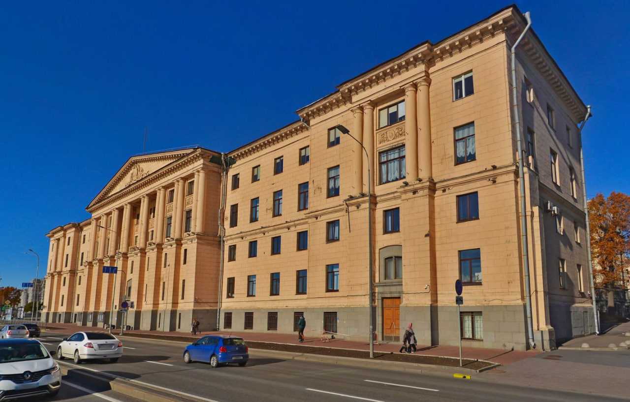 Чиновники Калининского района Петербурга не отходят от своих «Истоков»