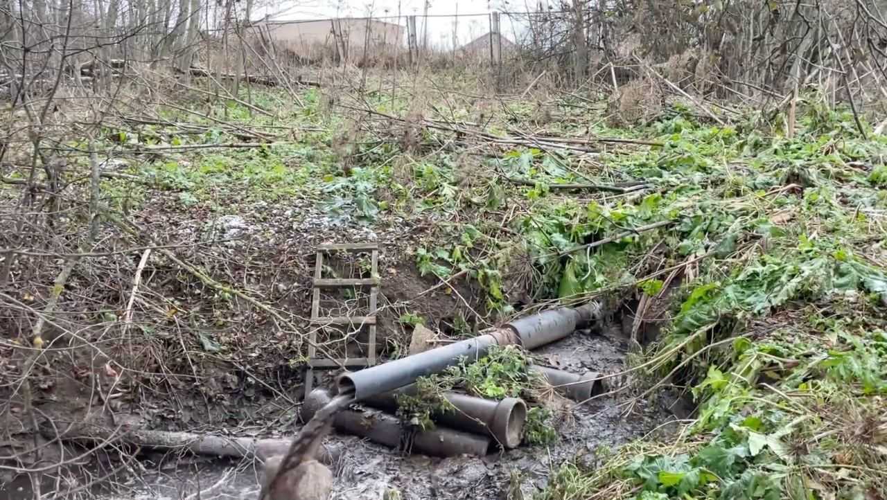 Кровавые реки, но «Водоканал» не замечает